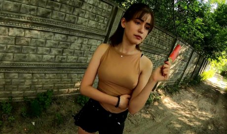 Сначала мороженое, потом член — саратовский пикапер склеил сосущую девку прямо на улице!