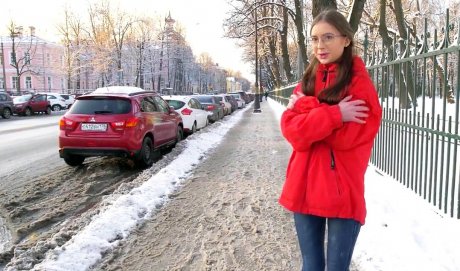 Замёрзла — отдалась: Питерская милашка сосёт и получает в зад за тёплый салон и спасение от обморожения