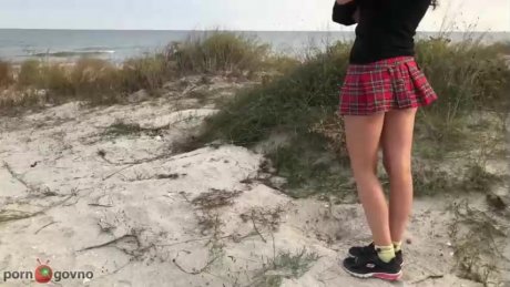 Парочка снова ебётся на свежем воздухе — на этот раз жарят друг друга на пустом пляже!