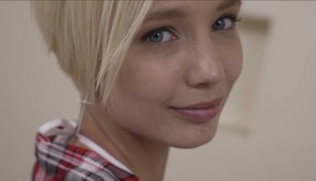 Худая русская крошка попробовала анальный секс! Её узкая дырочка чуть не сорвала парню крышу!