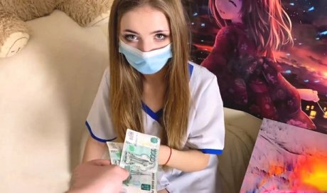 Московский мажор платит молодой врачихе за секс! Милашка забывает обо всём когда видит деньги!