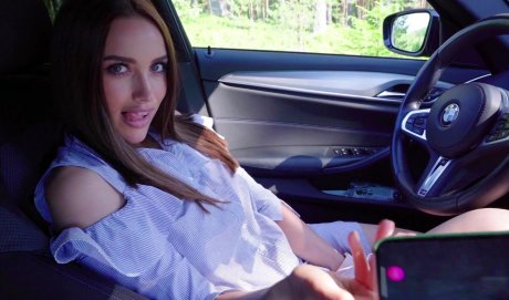Русская лапуля дрочит киску в машине по дороге к парню! 